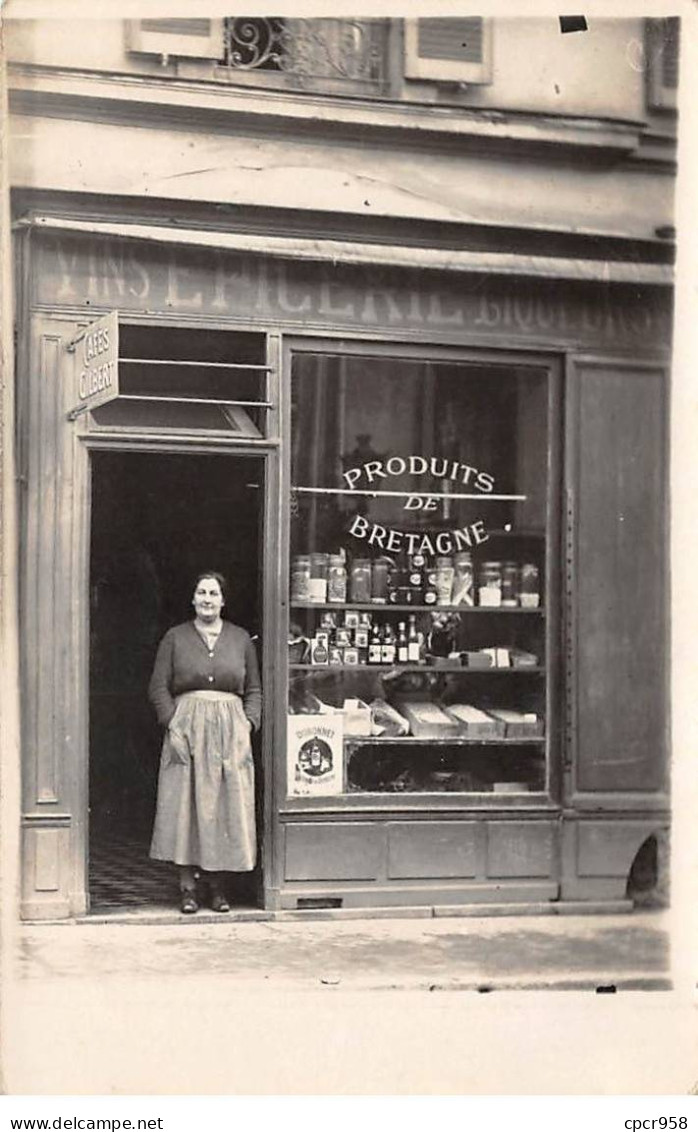 A Identifier - N°90110 - Femme Sur Le Pas De Porte D'une épicerie, Produits De Bretagne - Commerce - Carte Photo - To Identify