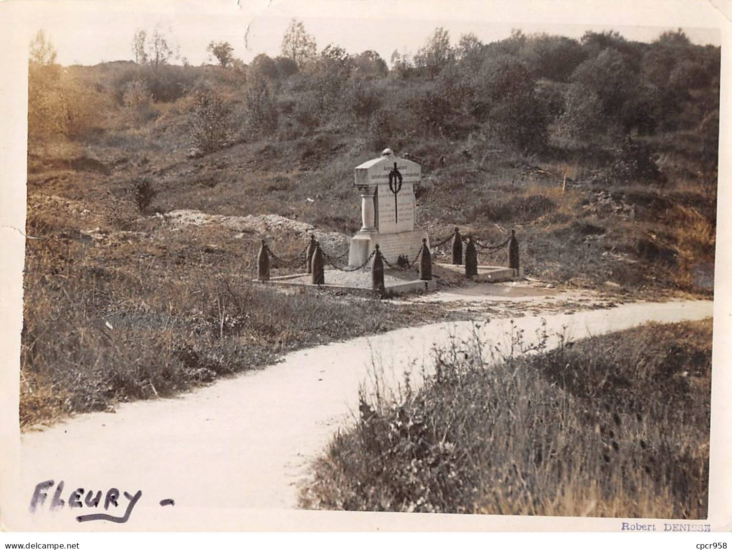 Photographie . Moi10116 .1929 Fleury Sous Douaumont.18 X 13 Cm.en L Etat - Lieux