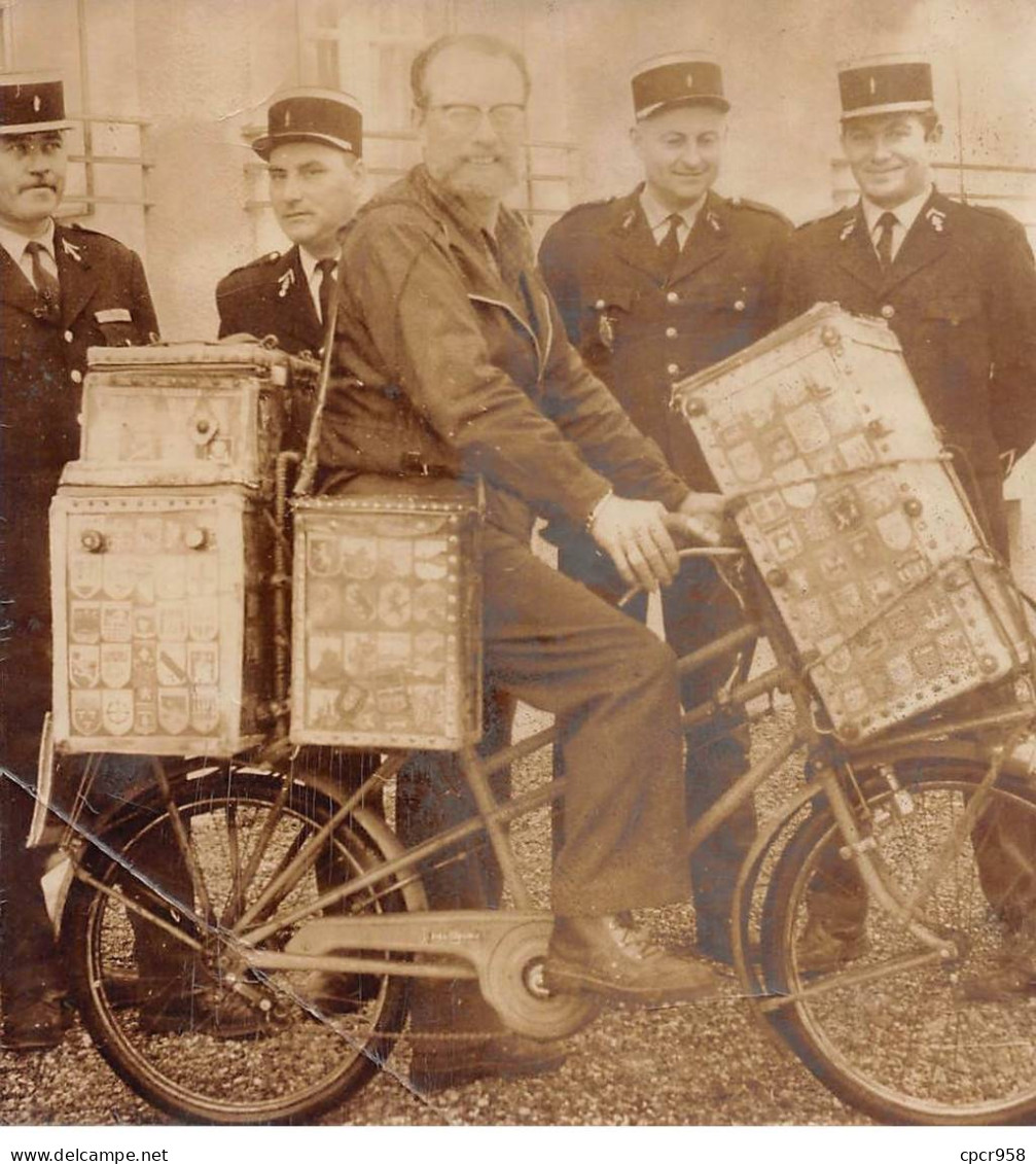 Photographie . Moi10155 . Tour Du Pin Velo . Autographe .gendarmes .14 X 15 Cm.en L Etat - Lieux