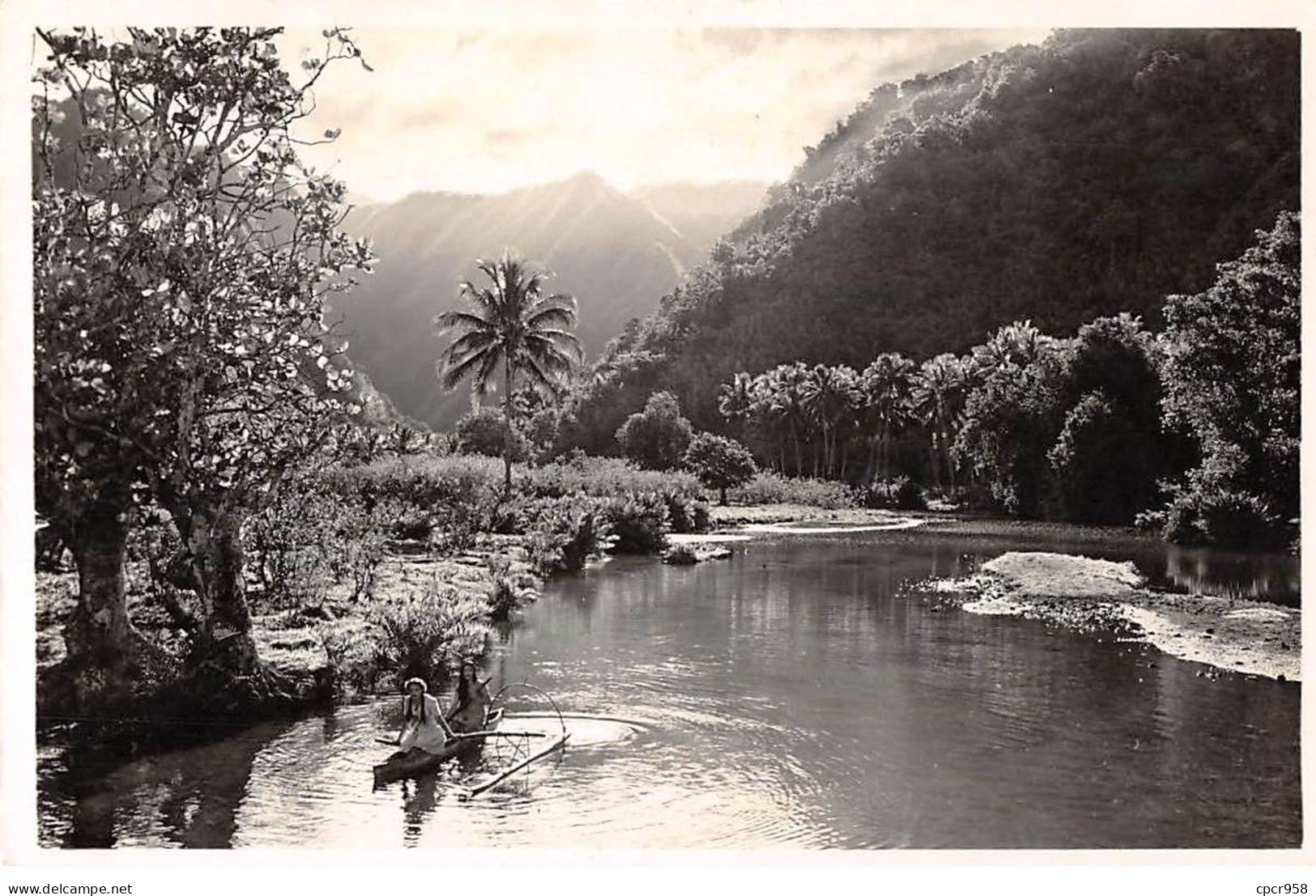 Photographie . Moi10175 . Tahiti? La Reunion?  .15 X 11 Cm. - Lieux