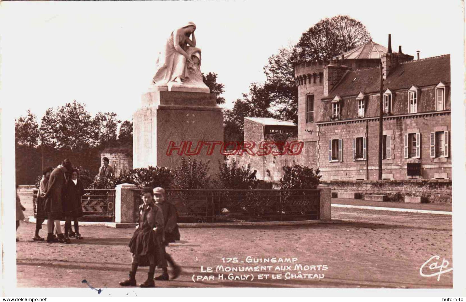 CPSM GUINGAMP - COTES D'ARMOR - LE MONUMENT AUX MORTS ET LE CHATEAU - Guingamp