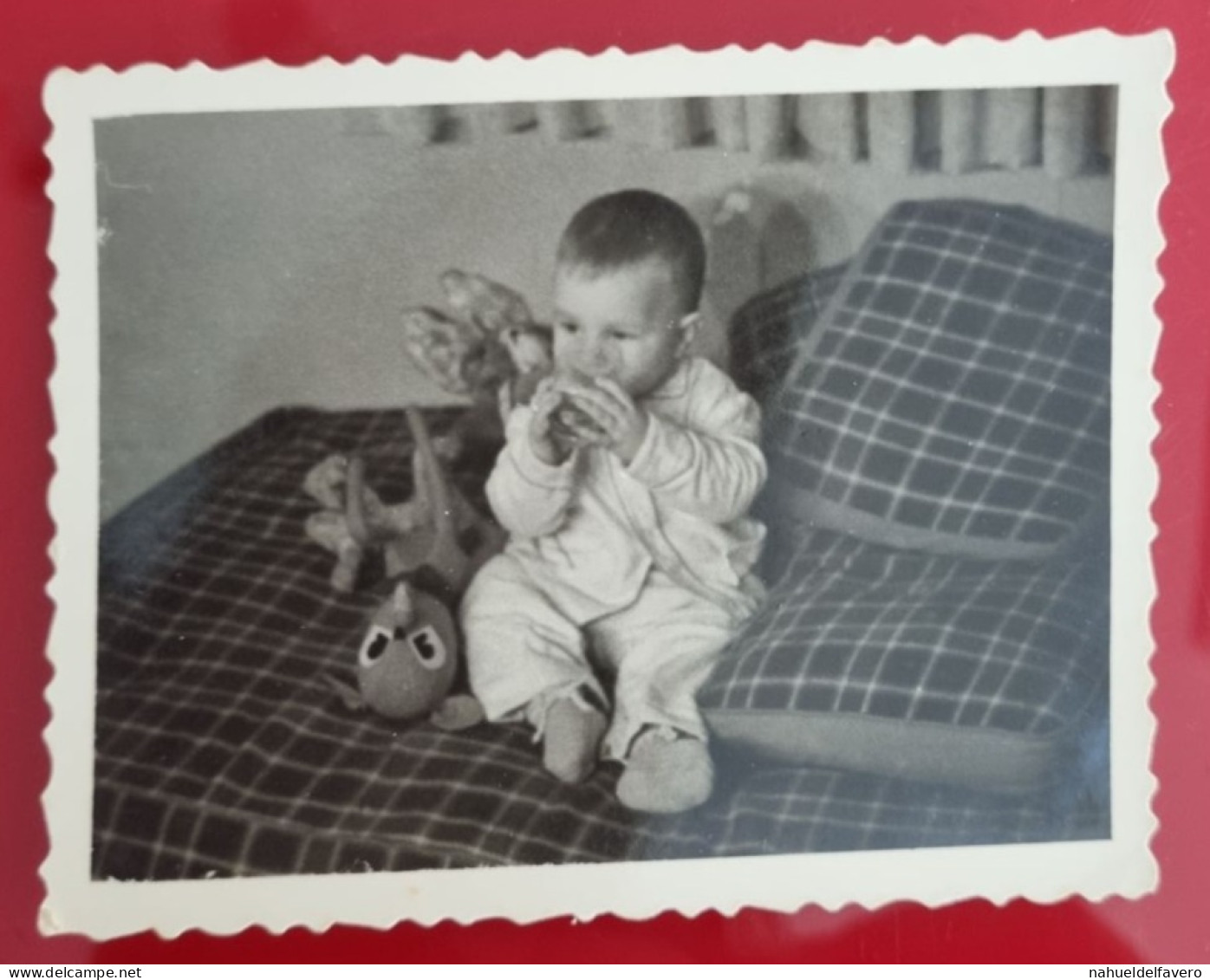 PH - Ph Original Petit - Petit Garçon Comineod Dans Un Fauteuil à Côté De Ses Jouets Préférés - Personnes Anonymes