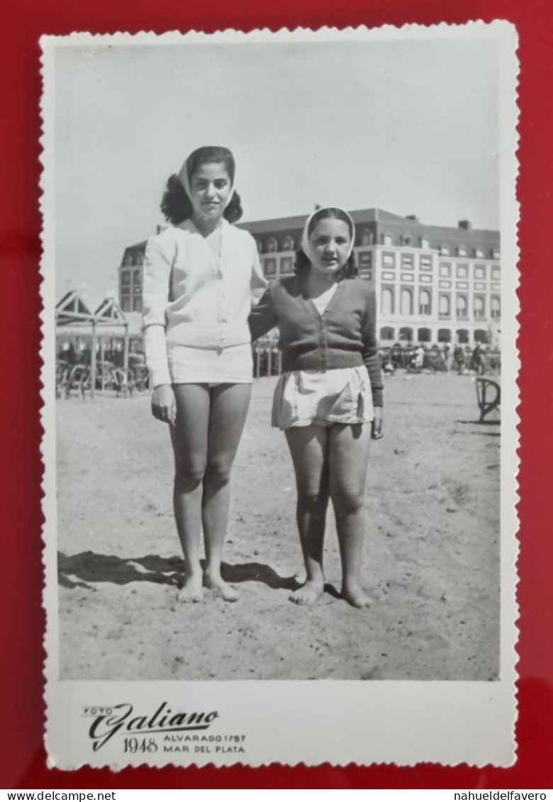 PH - Ph Original - Deux Jeunes Filles Posant Sur La Plage Devant L'Hôtel Casino Provincial, Mar Del Plata,Argentina 1948 - Personas Anónimos