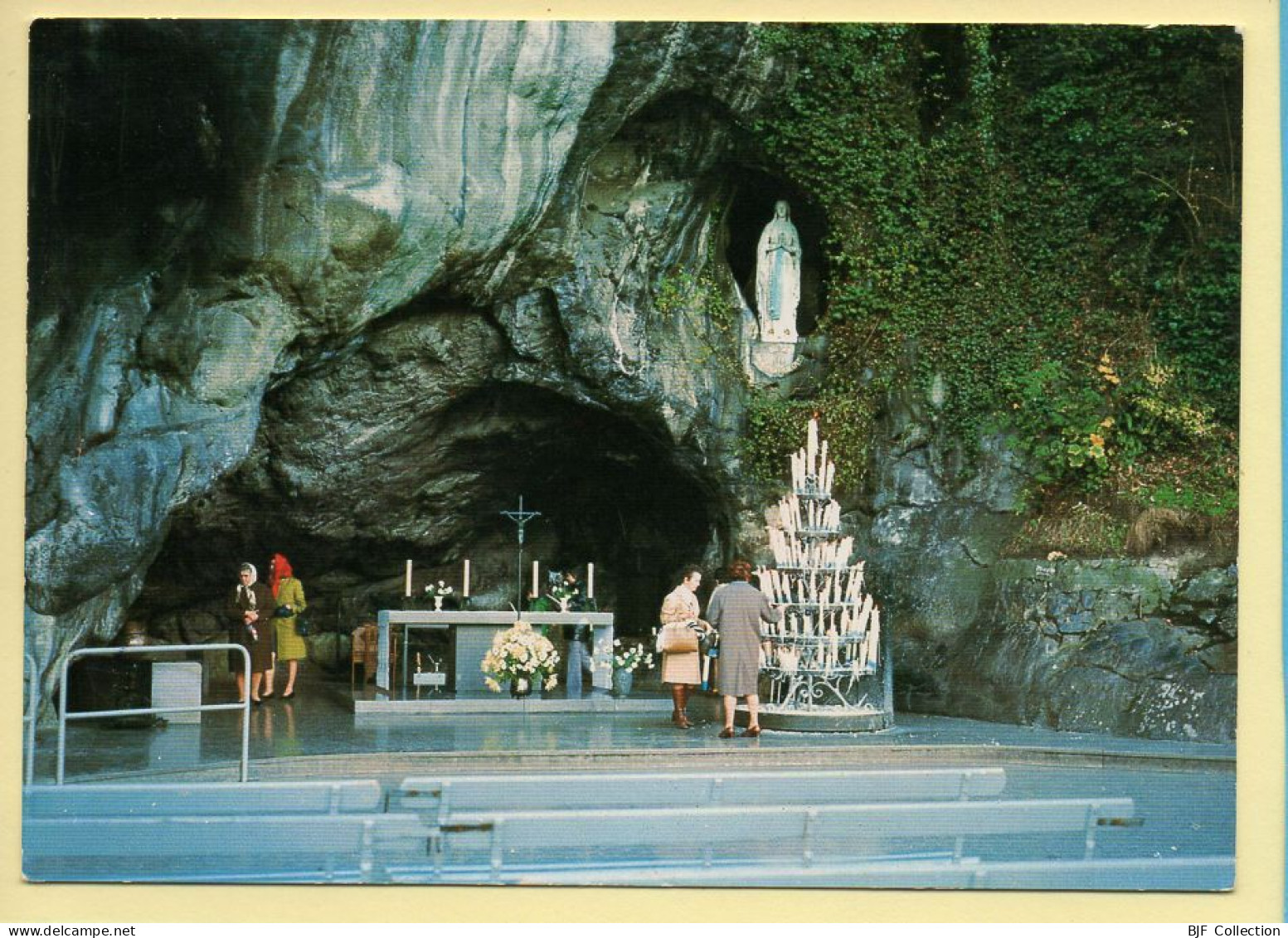 LOURDES – La Grotte (animée) (voir Scan Recto/verso) - Heilige Plaatsen