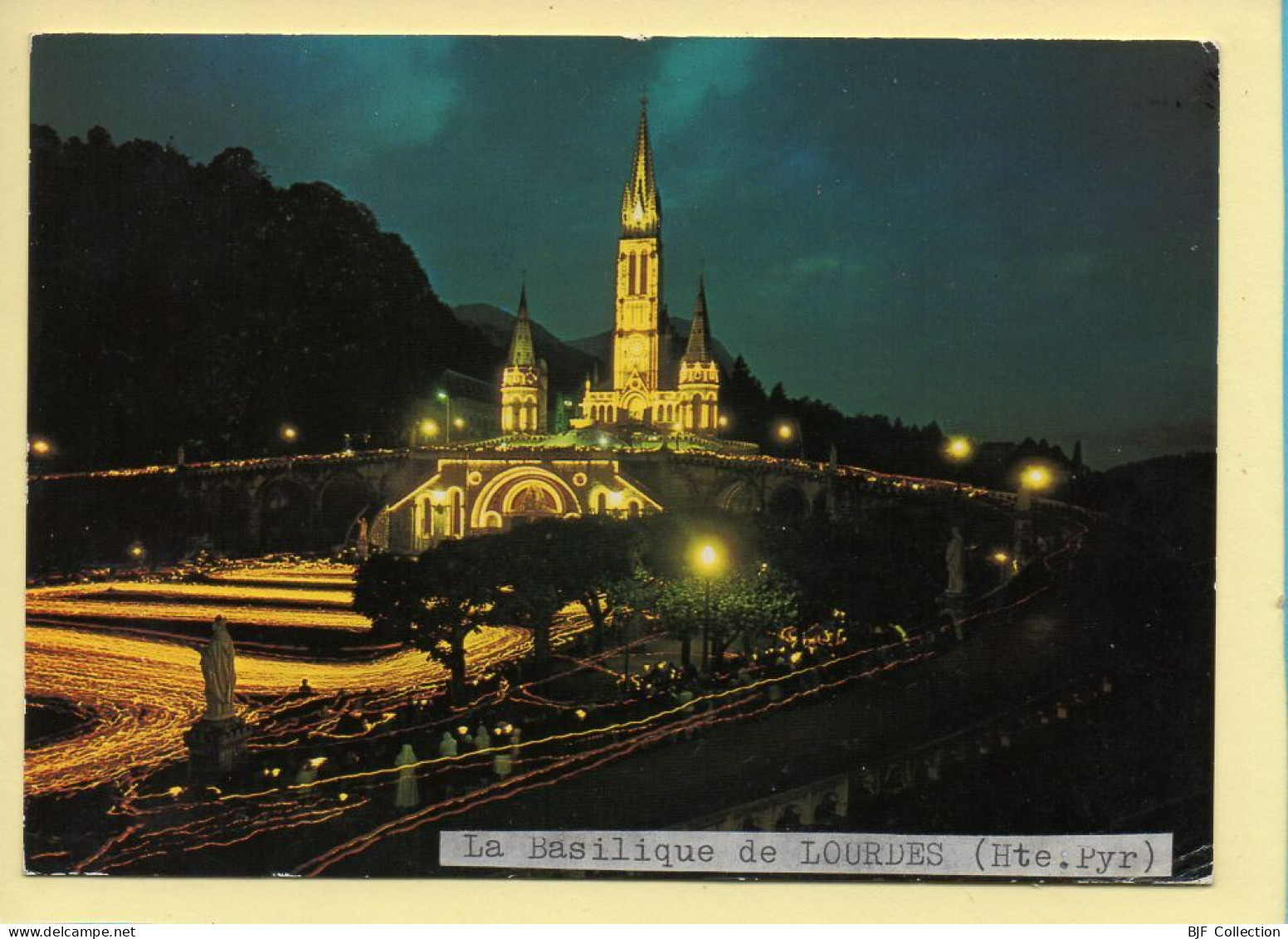 LOURDES – La Basilique Illuminée Et La Procession Au Flambeaux (voir Scan Recto/verso) - Heilige Stätte