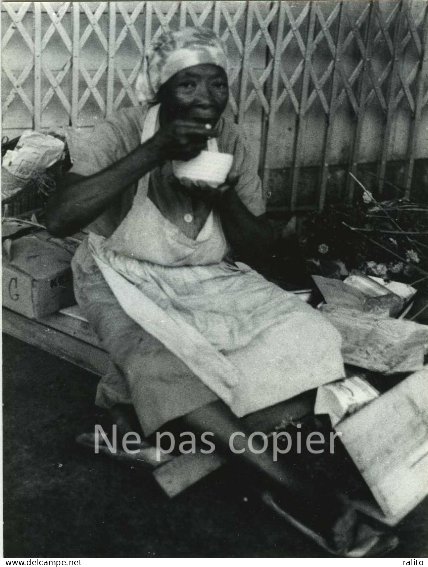 PANAMA Une Femme Pauvre Photo 23 X 18 Cm Par Victor Borlandelli Vers 1960 - Orte