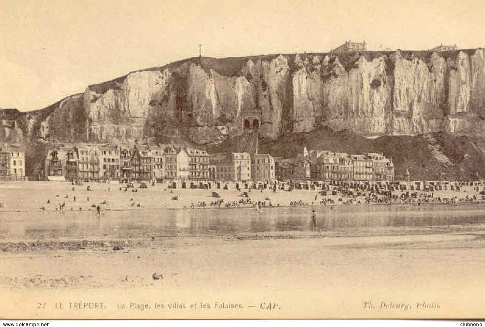 CPA - LE TREPORT - LA PLAGE, LES VILLAS ET LES FALAISES - Le Treport