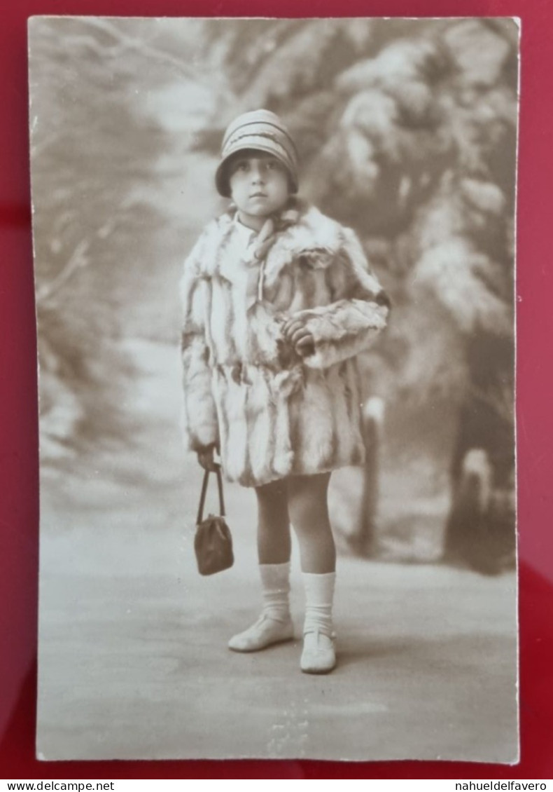 PH - Ph Original On Cardboard - Petite Fille Vêtue D'un Chapeau Et D'un Manteau De Fourrure Posant Avec Un Sac à Main - Anonyme Personen