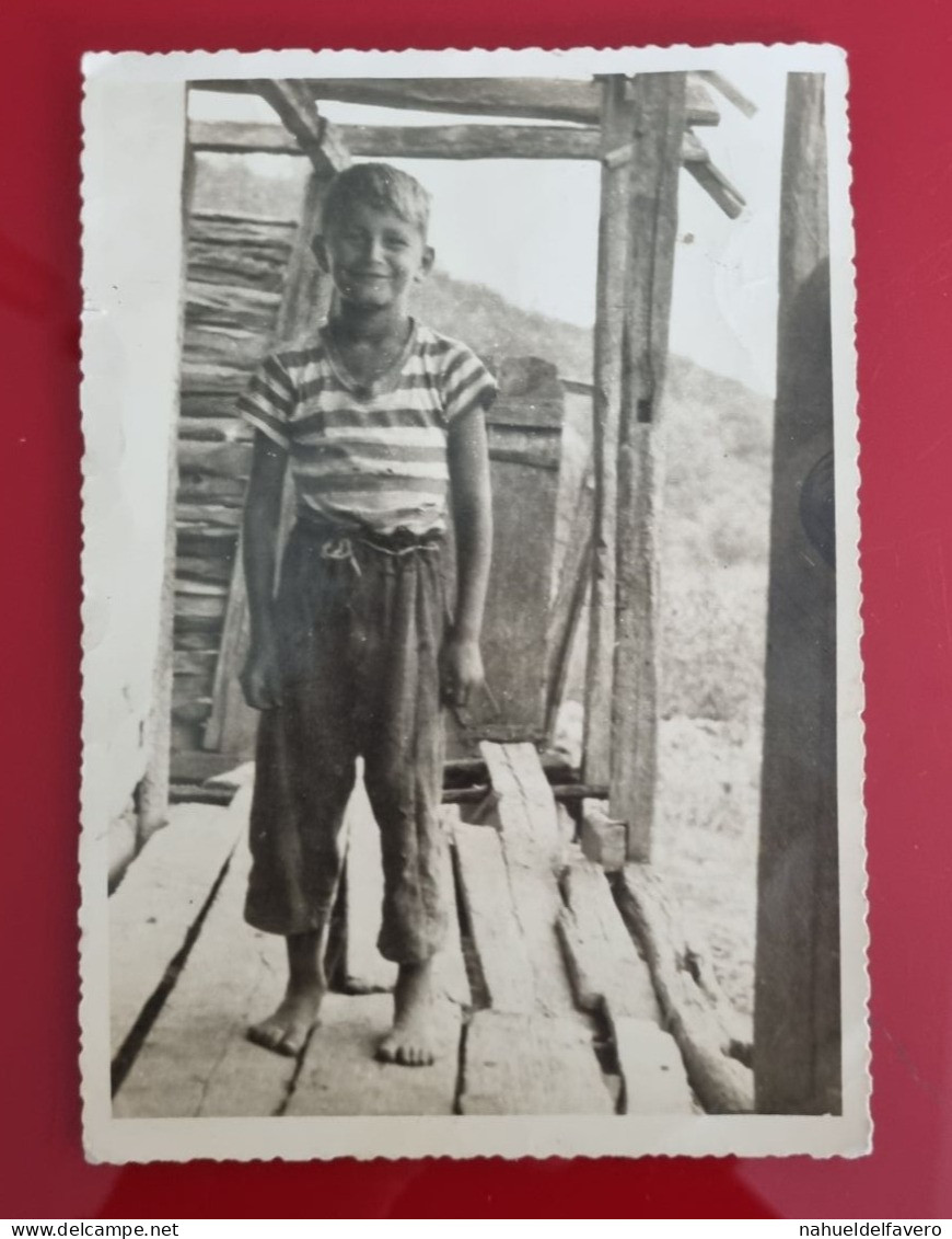 PH - Ph Original - Garçon Posant Dans Une Maison En Bois Précaire Dans Les Montagnes 1954 - Anonyme Personen