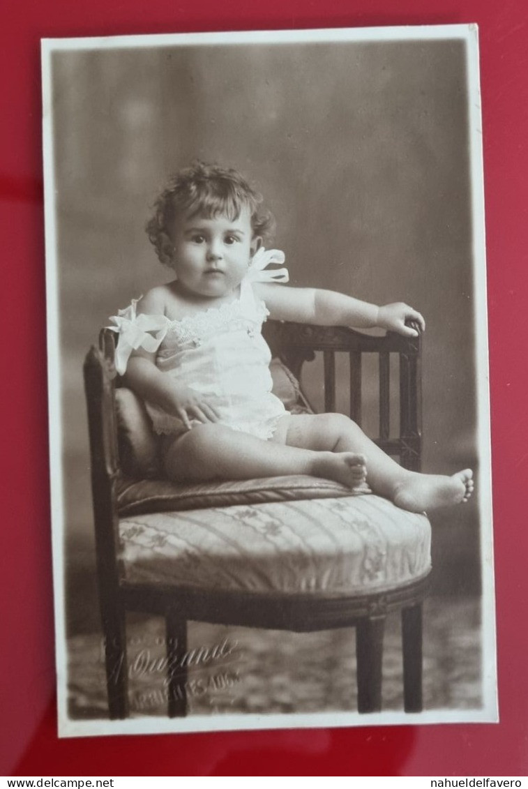 PH - Ph Original - Petite Fille En Robe D'été Blanche Posant Sur Une Chaise - Personnes Anonymes