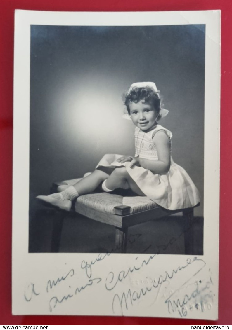 PH - Ph Original - Portrait De Petite Fille Assise Dans Une élégante Robe Blanche Et Souriante 1959 - Personnes Anonymes
