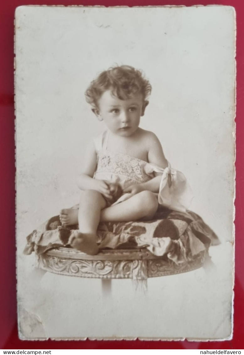 PH - Ph Original - Portrait D'une Petite Fille Assise Dans Une élégante Robe Blanche - Personnes Anonymes