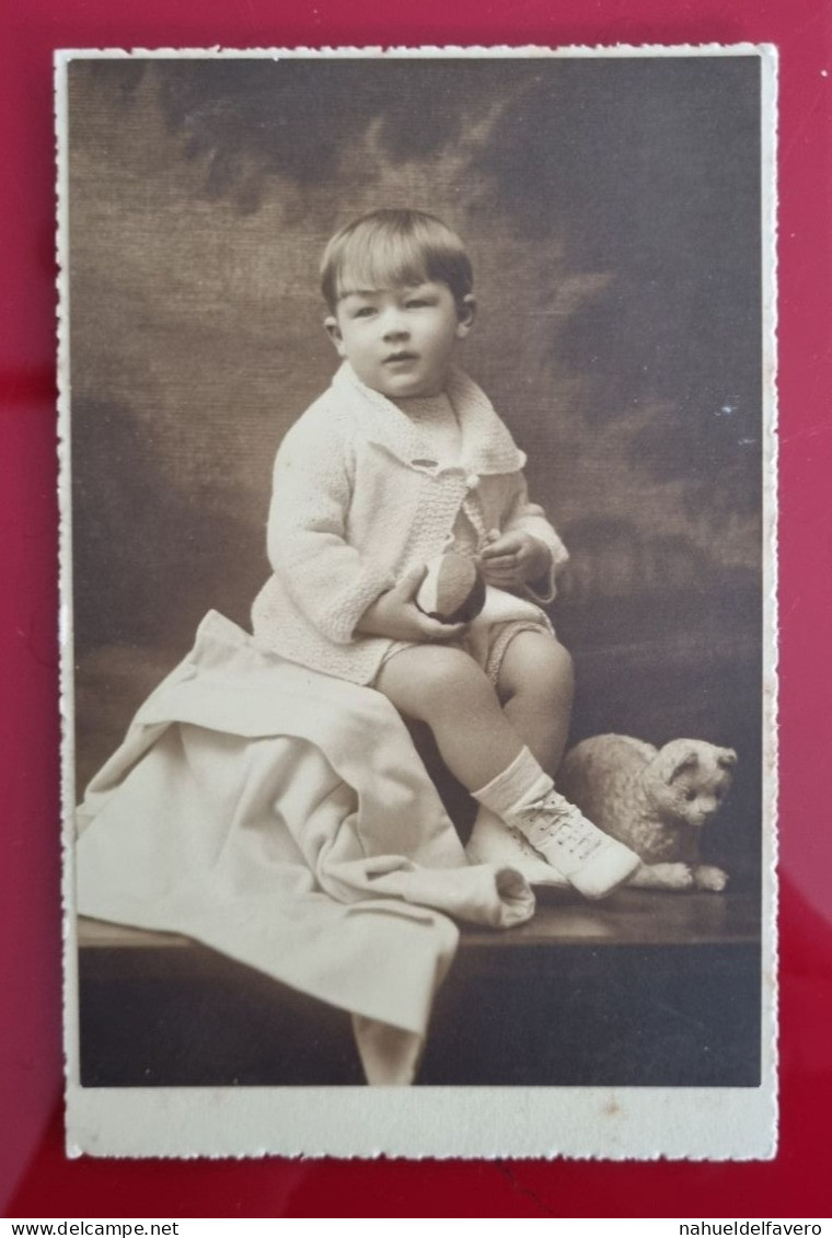 PH - Ph Original - Portrait D'une Petite Fille Assise Dans Une élégante Robe Blanche - Personnes Anonymes