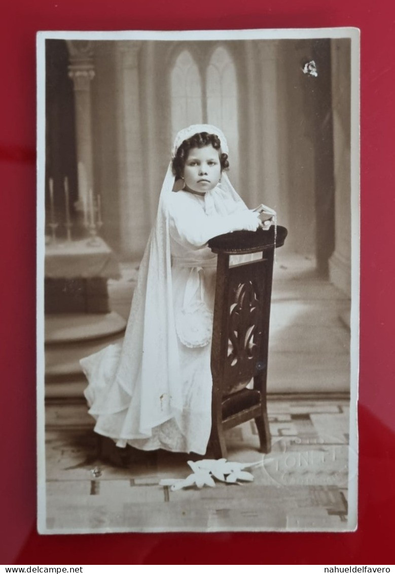 PH - Ph Original - Une Jeune Fille S'agenouille Dans L'église Le Jour De Sa Première Communion 1940 - Personas Anónimos