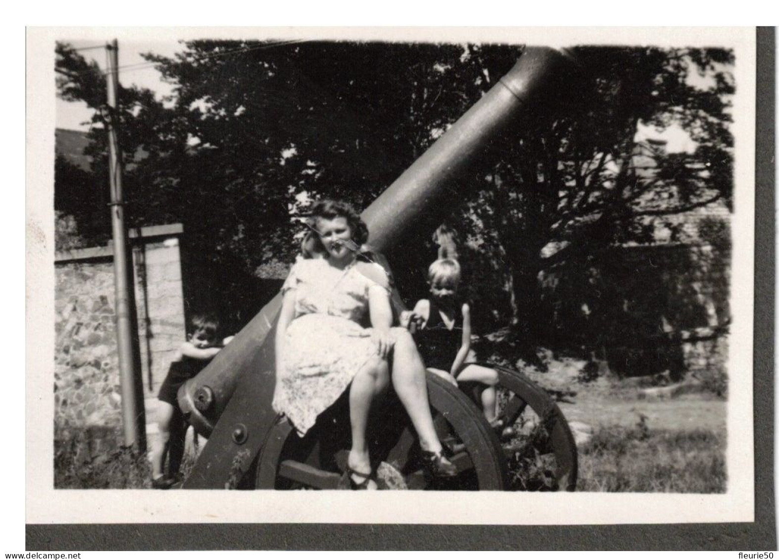 PHOTO Militaria 8cm X 5,5cm  Juillet 1945 - Ancien Canon De La Citadelle De Namur. Découpée D'un Album Photo. - Guerra, Militares