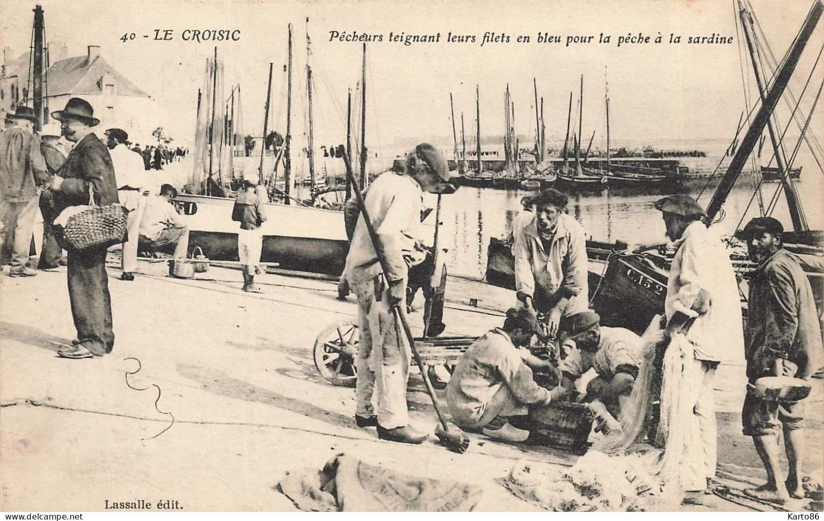 Le Croisic * Pêcheurs Teignant Leurs Filets En Bleu Pour La Pêche à La Sardine - Le Croisic