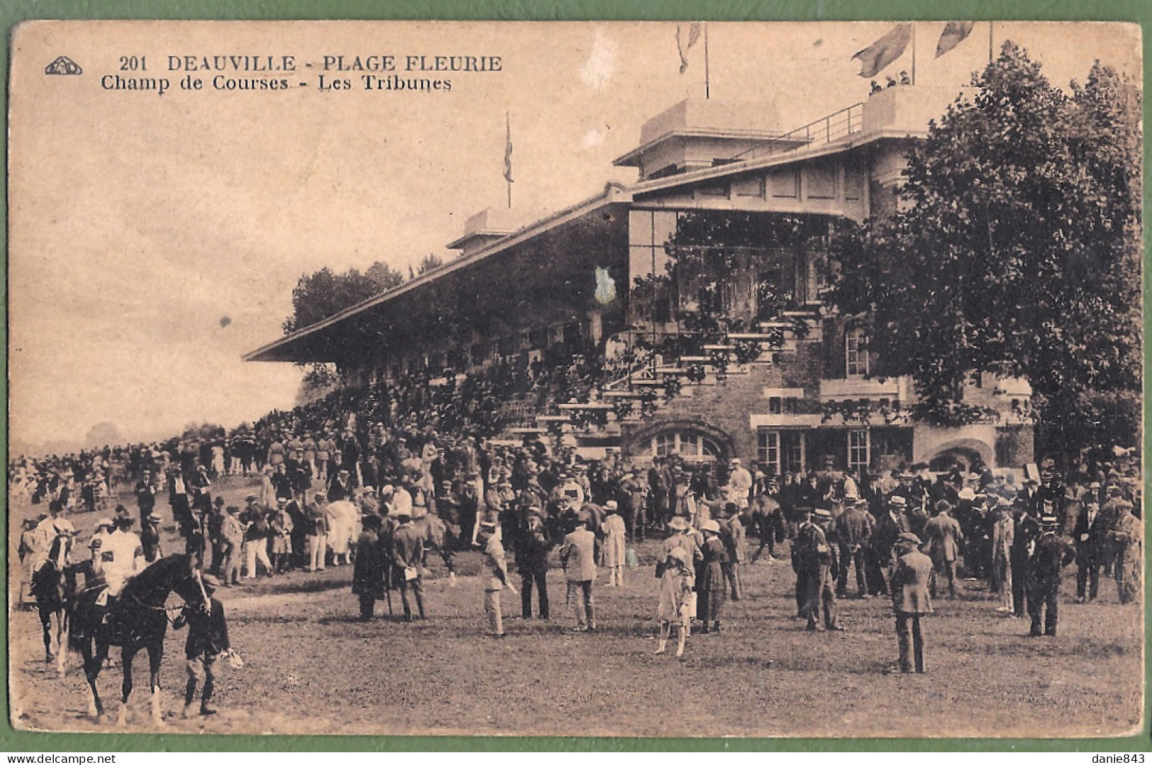 CPA - CALVADOS - DEAUVILLE - CHAMP DE COURSES - LES TRIBUNES - Belle Animation, - Deauville