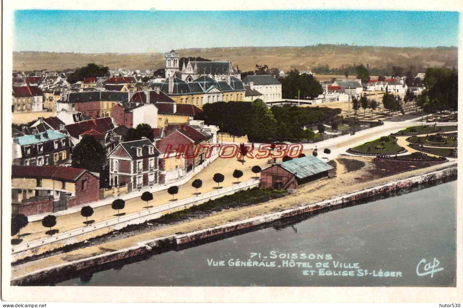 CPA SOISSONS - VUE GENERALE - HOTEL DE VILLE ET EGLISE ST LEGER - Soissons