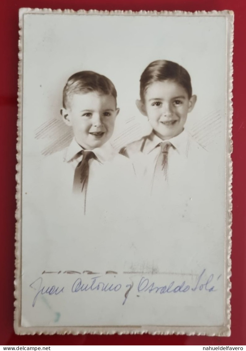 PH - Ph Original On Cardboard - Portrait De Deux Petits Garçons Souriants En Chemise Et Cravate - Anonyme Personen