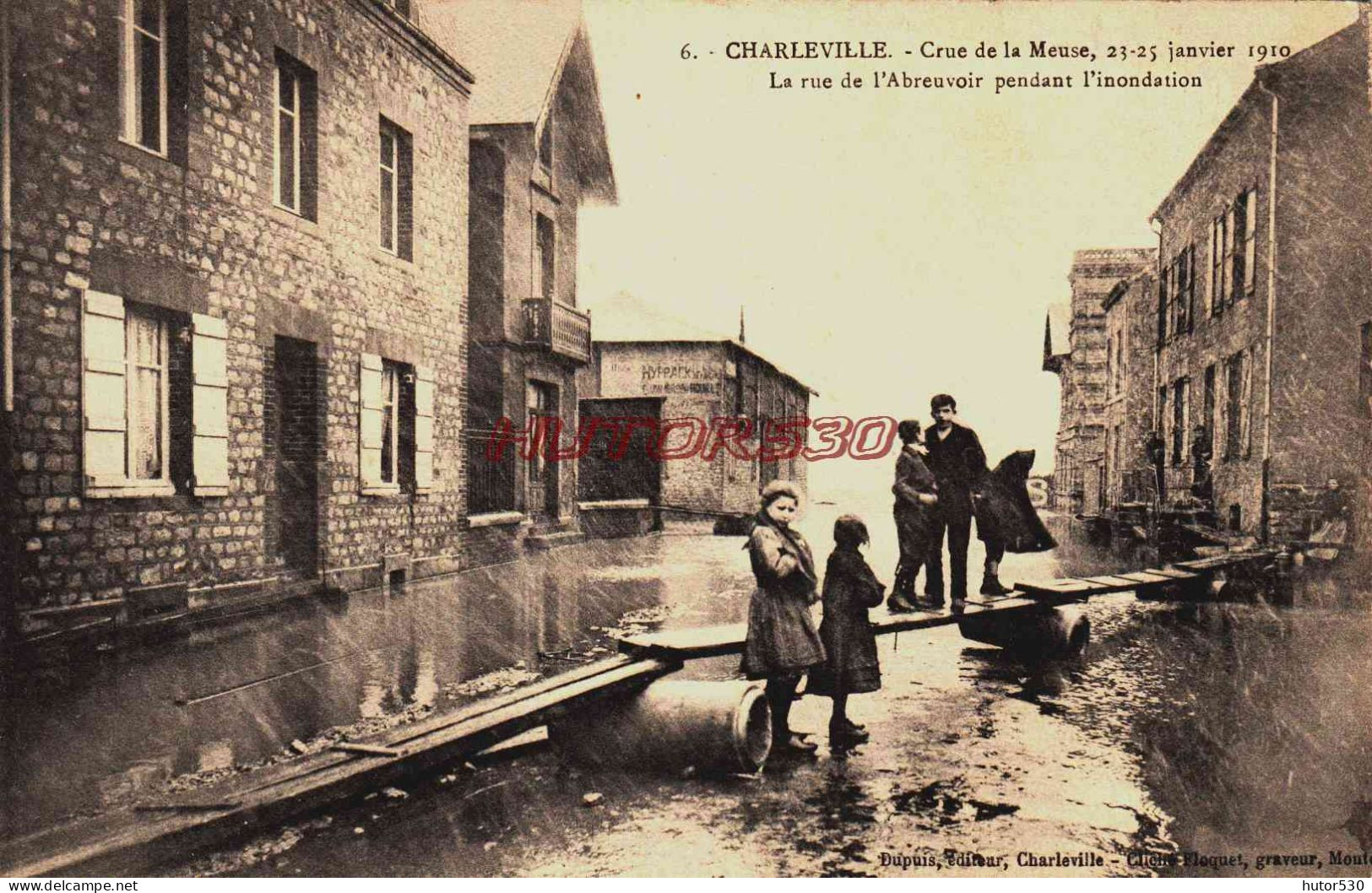 CPA CHARLEVILLE - CRUE DE LA MEUSE - RUE DE L'ABREUVOIR PENDANT L'INONDATION - Charleville