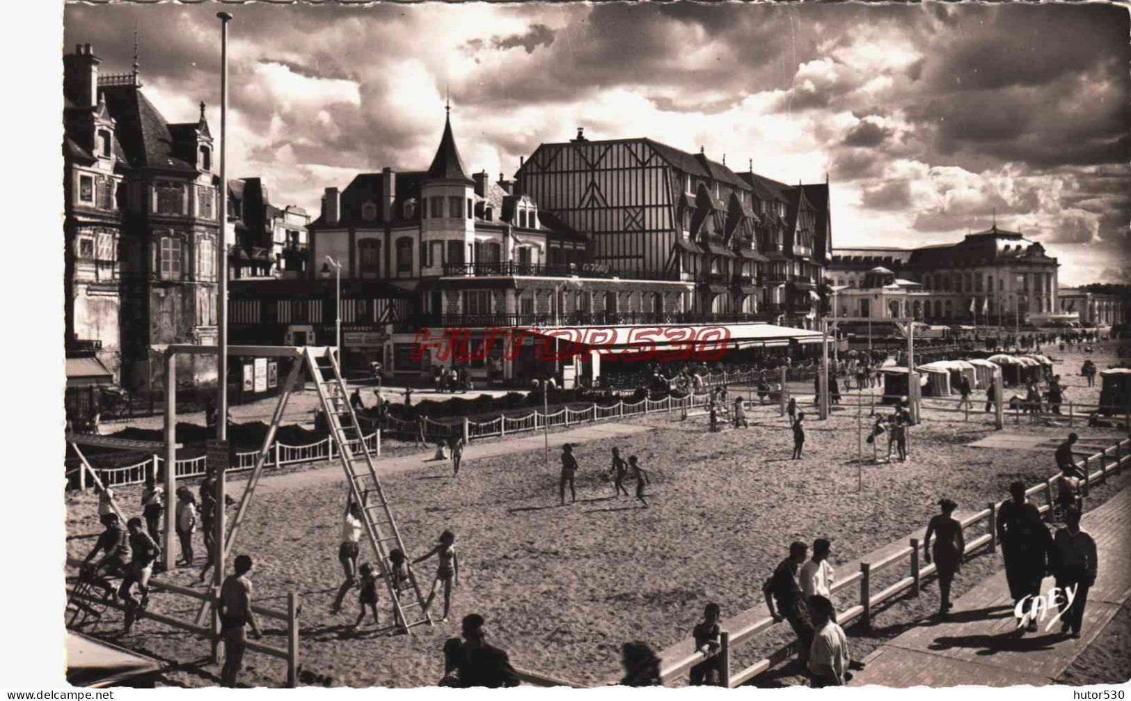 CPSM TROUVILLE - CALVADOS - LA PLAGE - Trouville