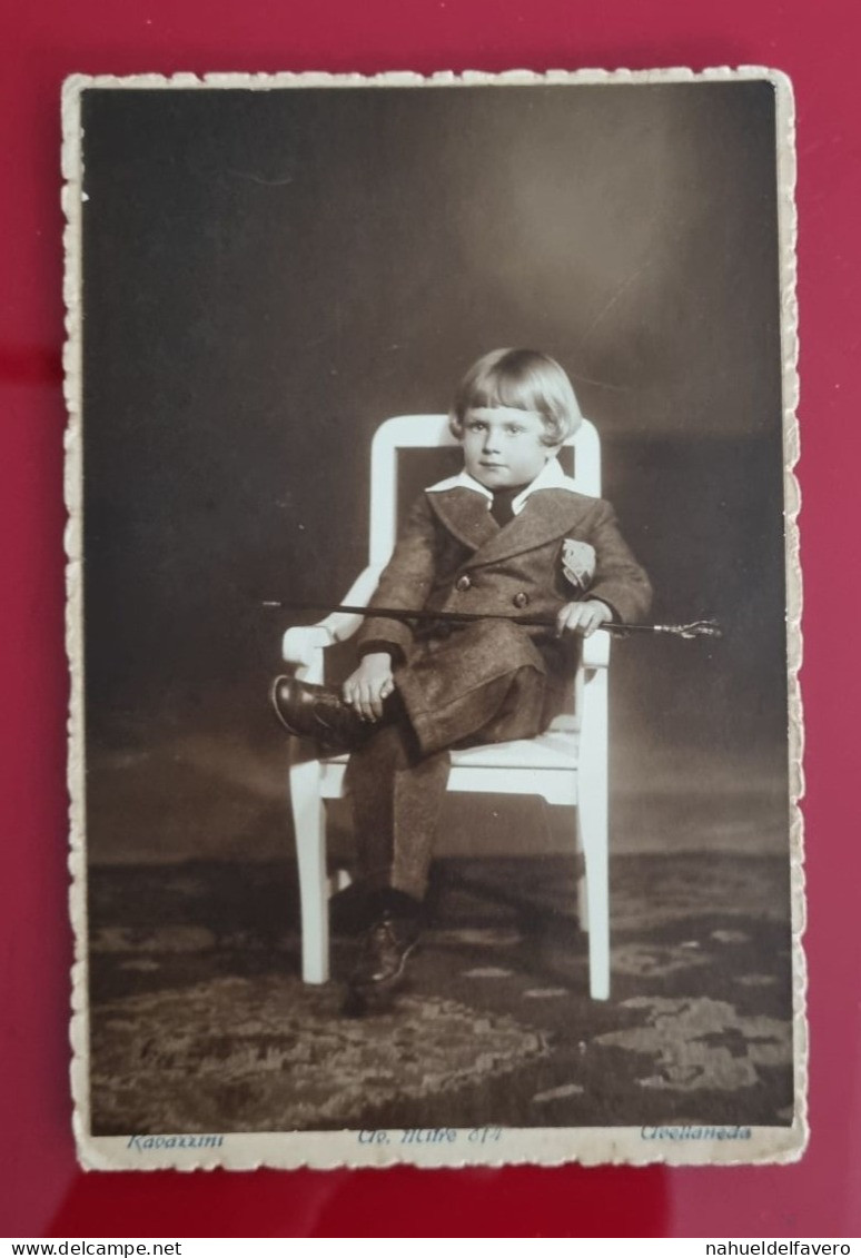 PH - Ph Original On Cardboard - Portrait D'une Petite Fille Habillée En Homme Adulte Assis Sur Une Chaise - Anonyme Personen