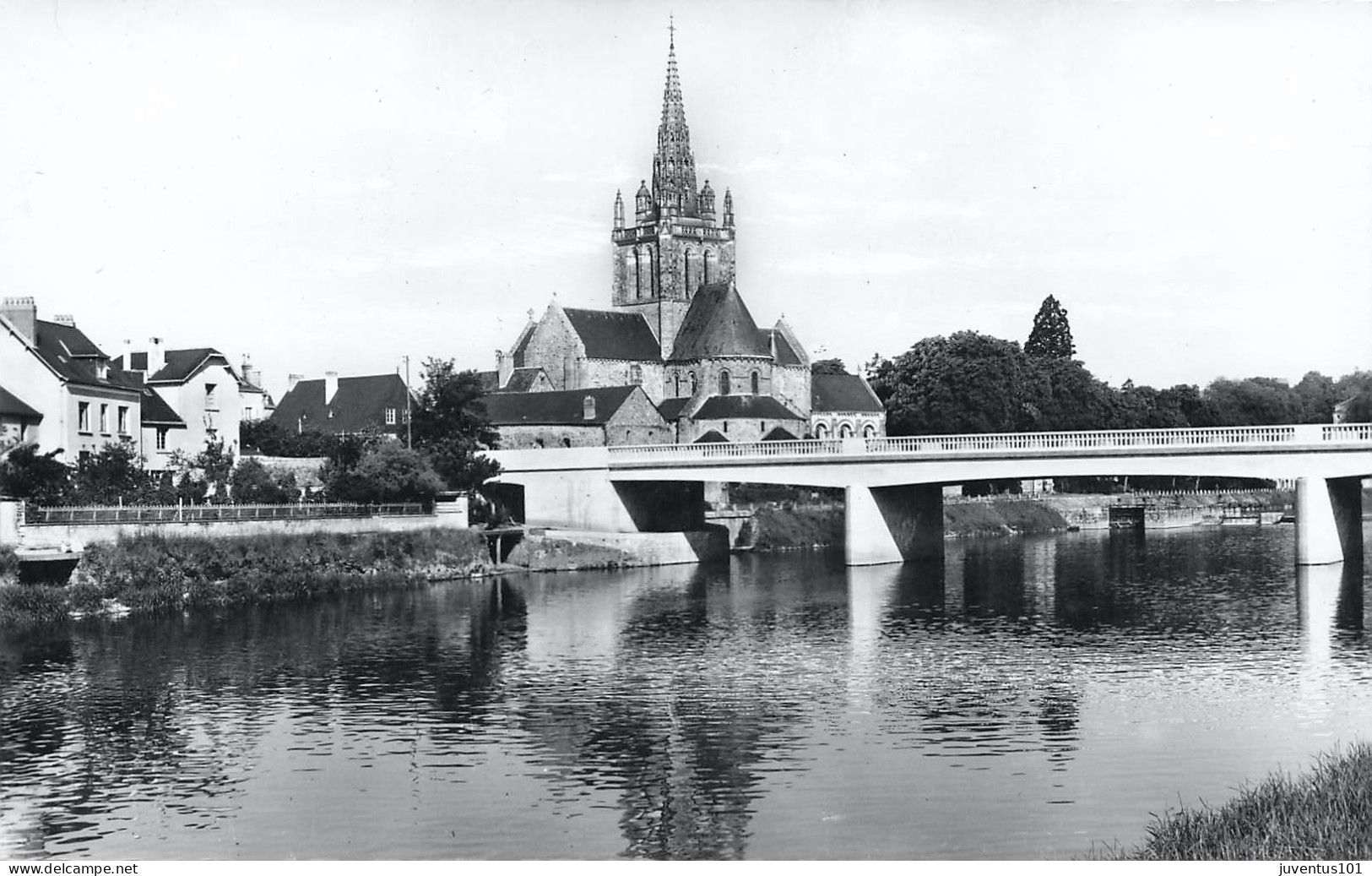 CPSM Laval-Basilique D'Avesnières-28   L2877 - Laval