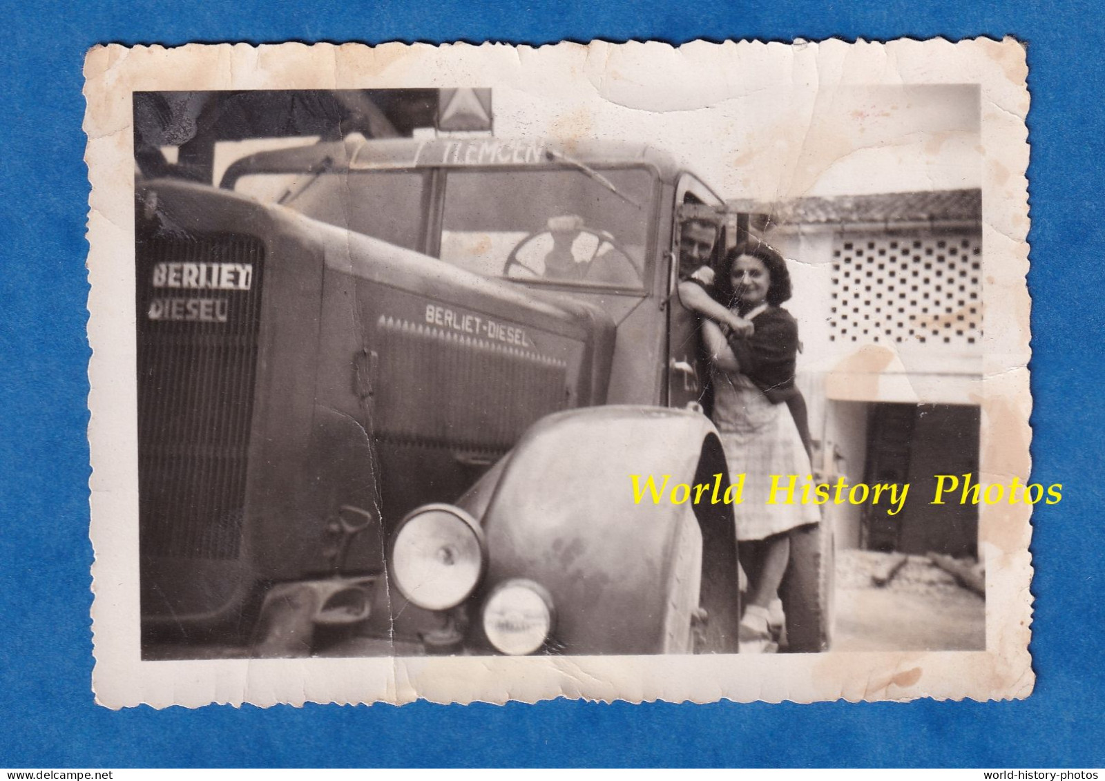 Photo Ancienne Snapshot - TLEMCEN , Algérie - Portrait Homme & Femme Sur Un Camion BERLIET Diesel - Amour Love Truck - Cars