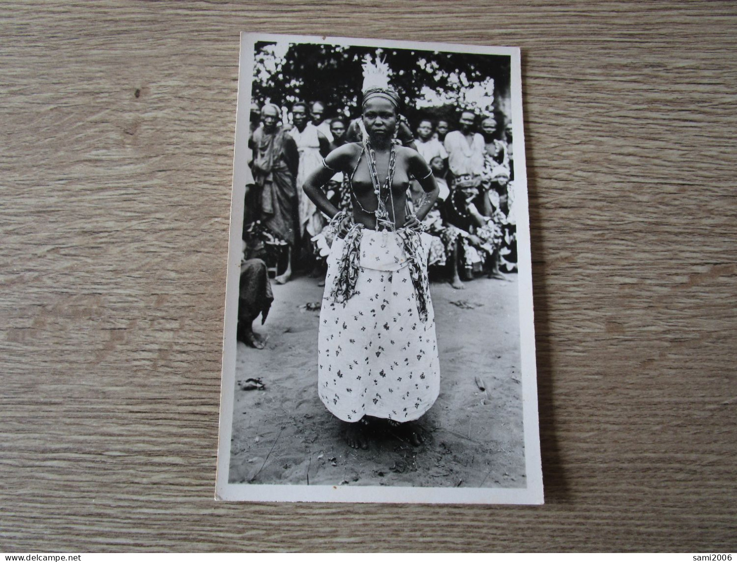 CPA PHOTO DAHOMEY JEUNE FETICHEUSE D'ABOMEY COSTUME SEINS NUS - Dahomey