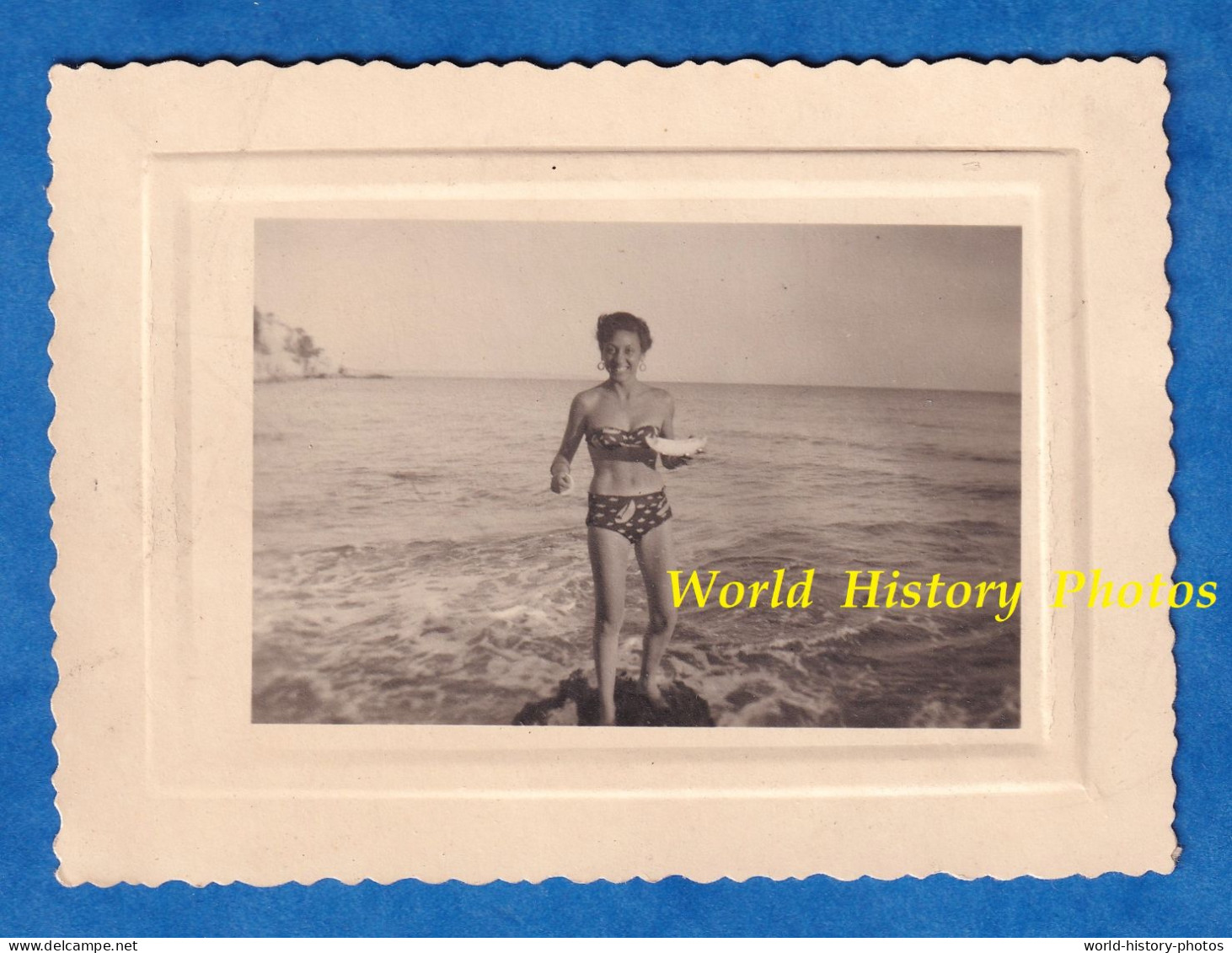 Photo Ancienne Snapshot - PALMA DE MALLORCA - Beau Portrait D'une Femme En Maillot De Bain - 1954 - Sexy Fille Mer Plage - Pin-up