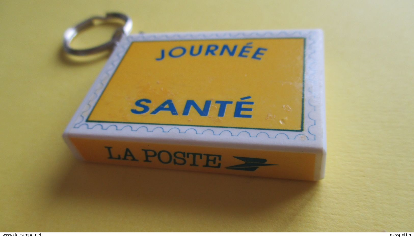 Porte Clé Porte Jeton De Caddie LA POSTE, Journée Santé, 11 Octobre 1994 Longueur 5,4 Cm Largeur 3,7 Cm Hauteur 9 Mm - Schlüsselanhänger