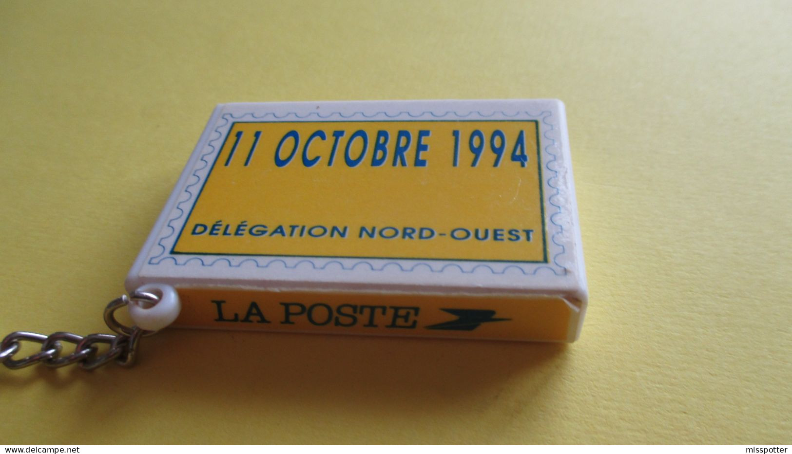 Porte Clé Porte Jeton De Caddie LA POSTE, Journée Santé, 11 Octobre 1994 Longueur 5,4 Cm Largeur 3,7 Cm Hauteur 9 Mm - Schlüsselanhänger