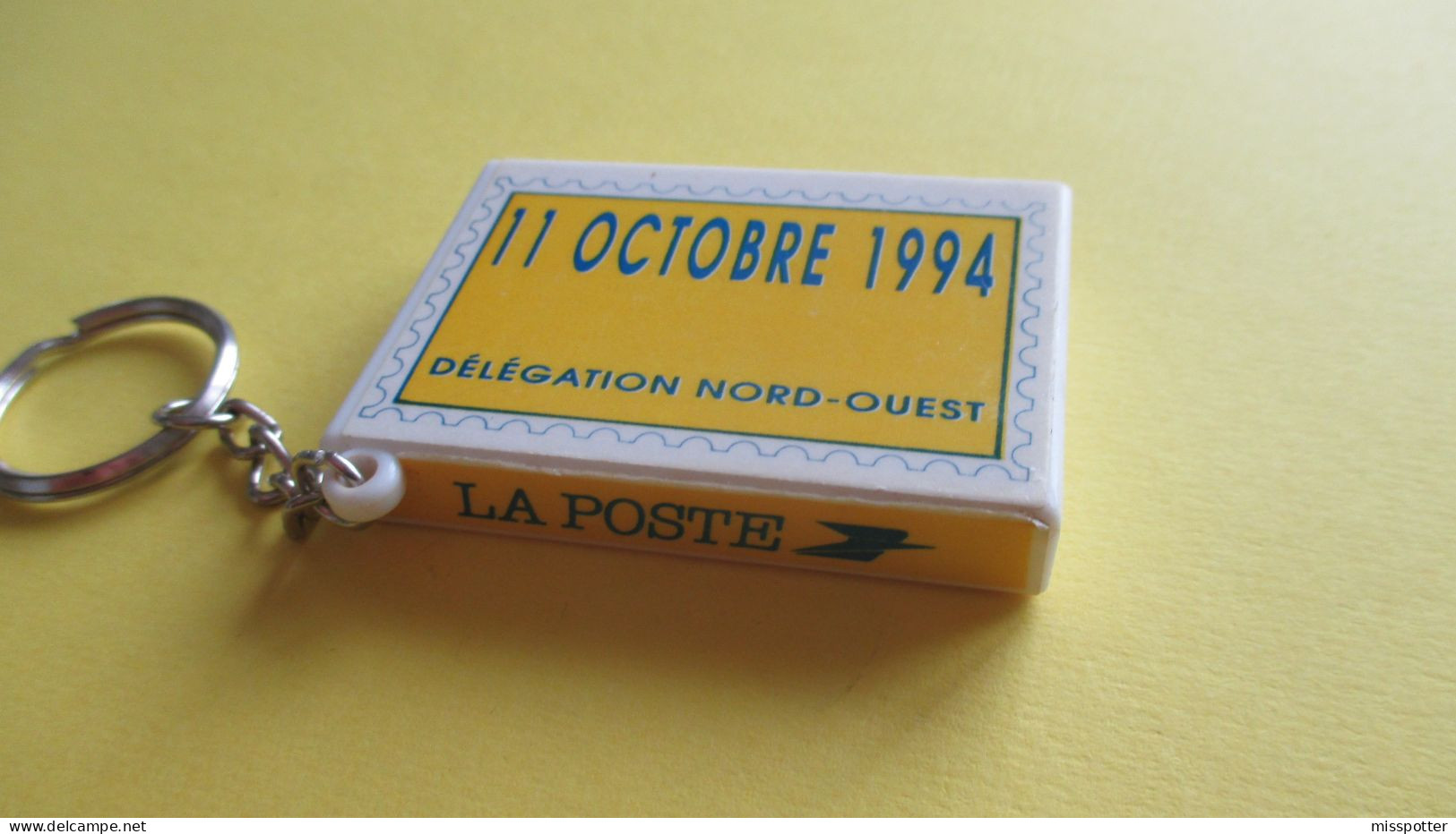 Porte Clé Porte Jeton De Caddie LA POSTE, Journée Santé, 11 Octobre 1994 Longueur 5,4 Cm Largeur 3,7 Cm Hauteur 9 Mm - Porte-clefs