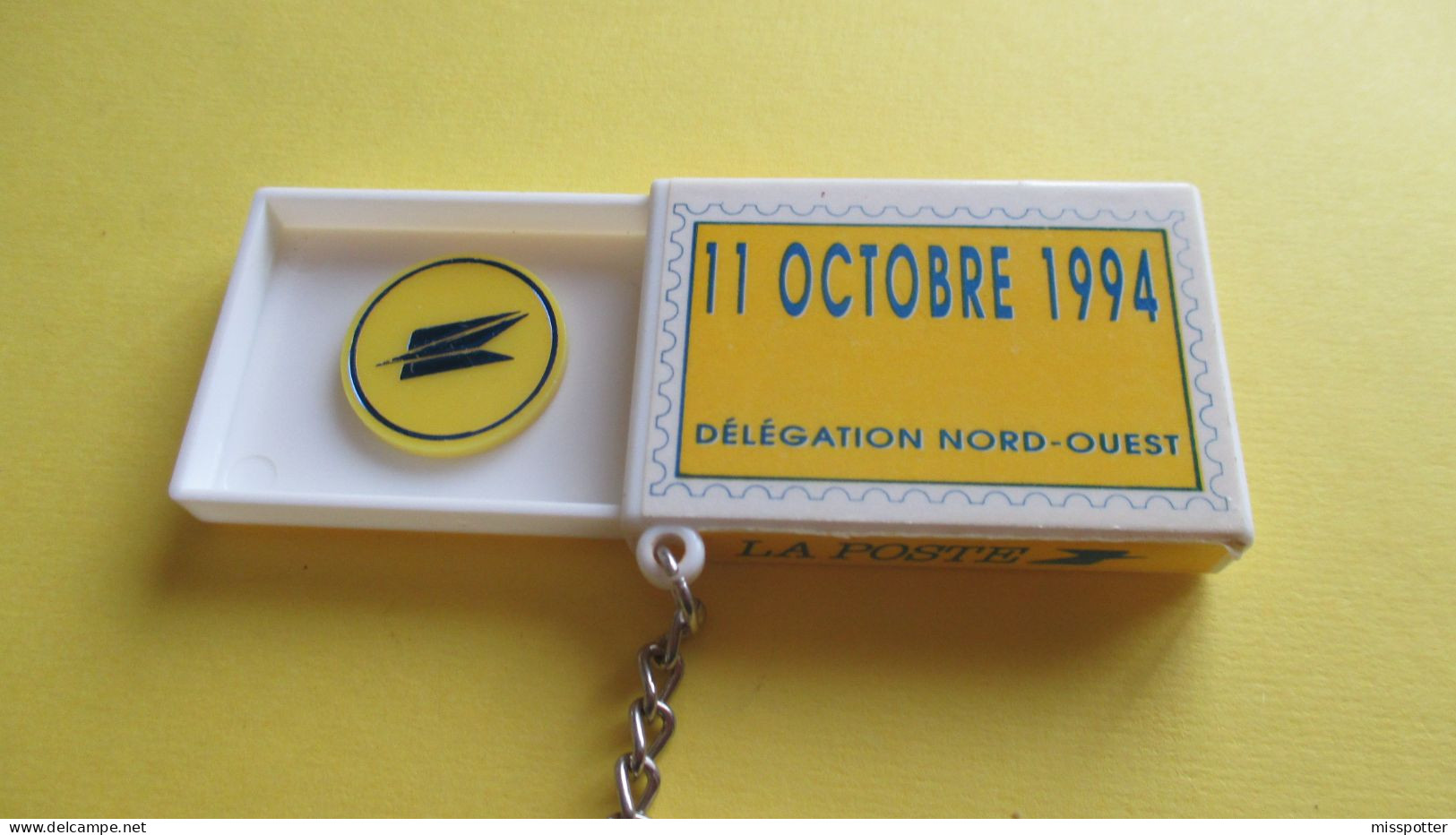 Porte Clé Porte Jeton De Caddie LA POSTE, Journée Santé, 11 Octobre 1994 Longueur 5,4 Cm Largeur 3,7 Cm Hauteur 9 Mm - Key-rings
