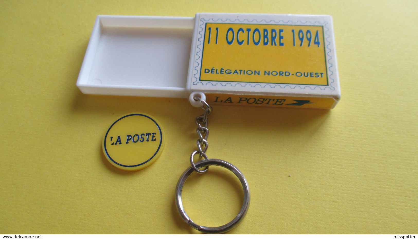 Porte Clé Porte Jeton De Caddie LA POSTE, Journée Santé, 11 Octobre 1994 Longueur 5,4 Cm Largeur 3,7 Cm Hauteur 9 Mm - Sleutelhangers