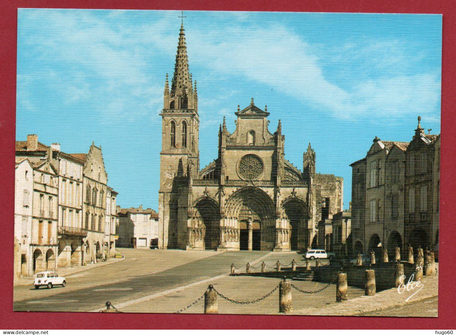 33 - Bazas - La Façade De La Cathédrale , Le Clocher , Les Vieilles Maisons Sur La Place - Bazas