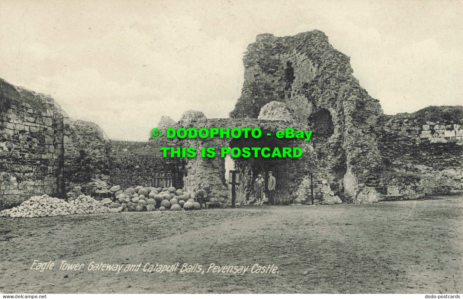 R562298 Pevensey Castle. Eagle Tower Gateway And Catapult Balls - Monde