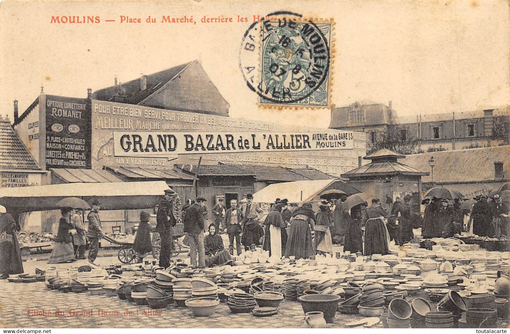 CPA  03  MOULINS PLACE DU MARCHE DERRIERE LES HALLES GRAND BAZAR DE L ALLIER     Animée - Moulins