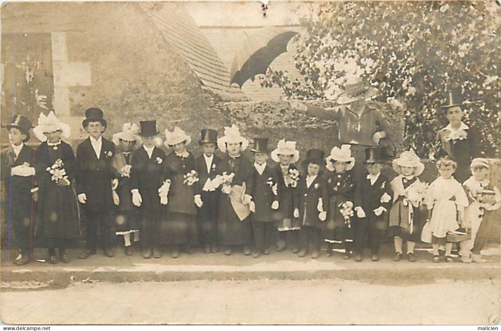 - Maine Et Loire -ref-B22- Angers -carte Photo Louratier - 31 Rue Bressigny -groupe D Enfants Mariés En Costume Régional - Angers