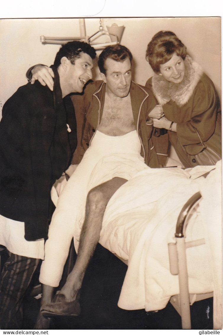 Cyclisme  - Coureur Cycliste Louison Bobet Sur Son Lit D'hopital - 1962 - Format 17.5 X 11.5 Cm - Ciclismo