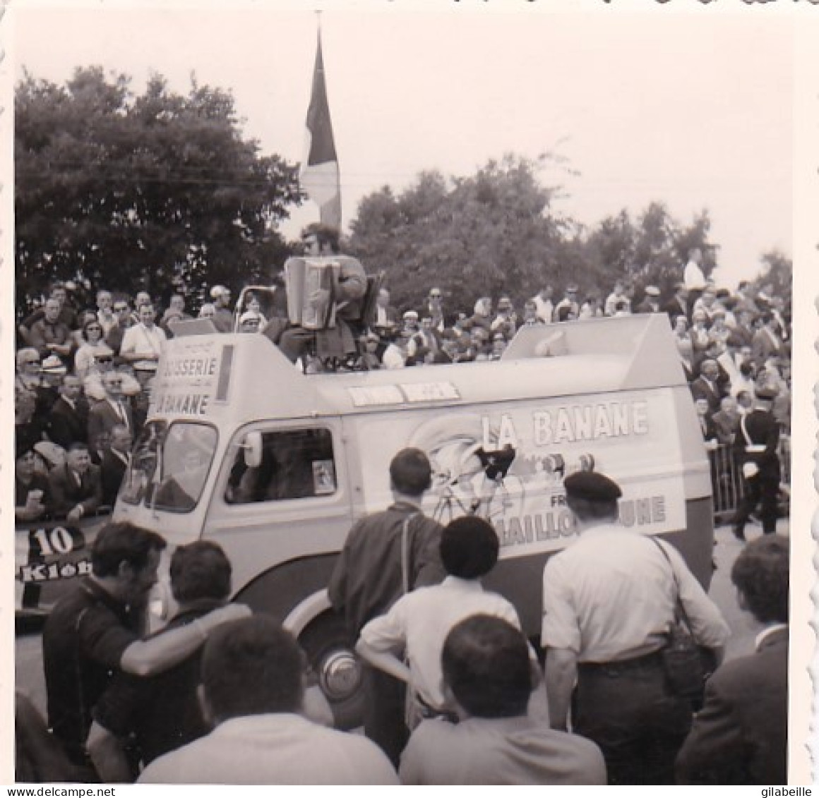 Photo Originale - Cyclisme - Tour De France 1969 - Caravane Publicitaire " La Banane " - Accordeoniste Sur Le Camion - Cycling