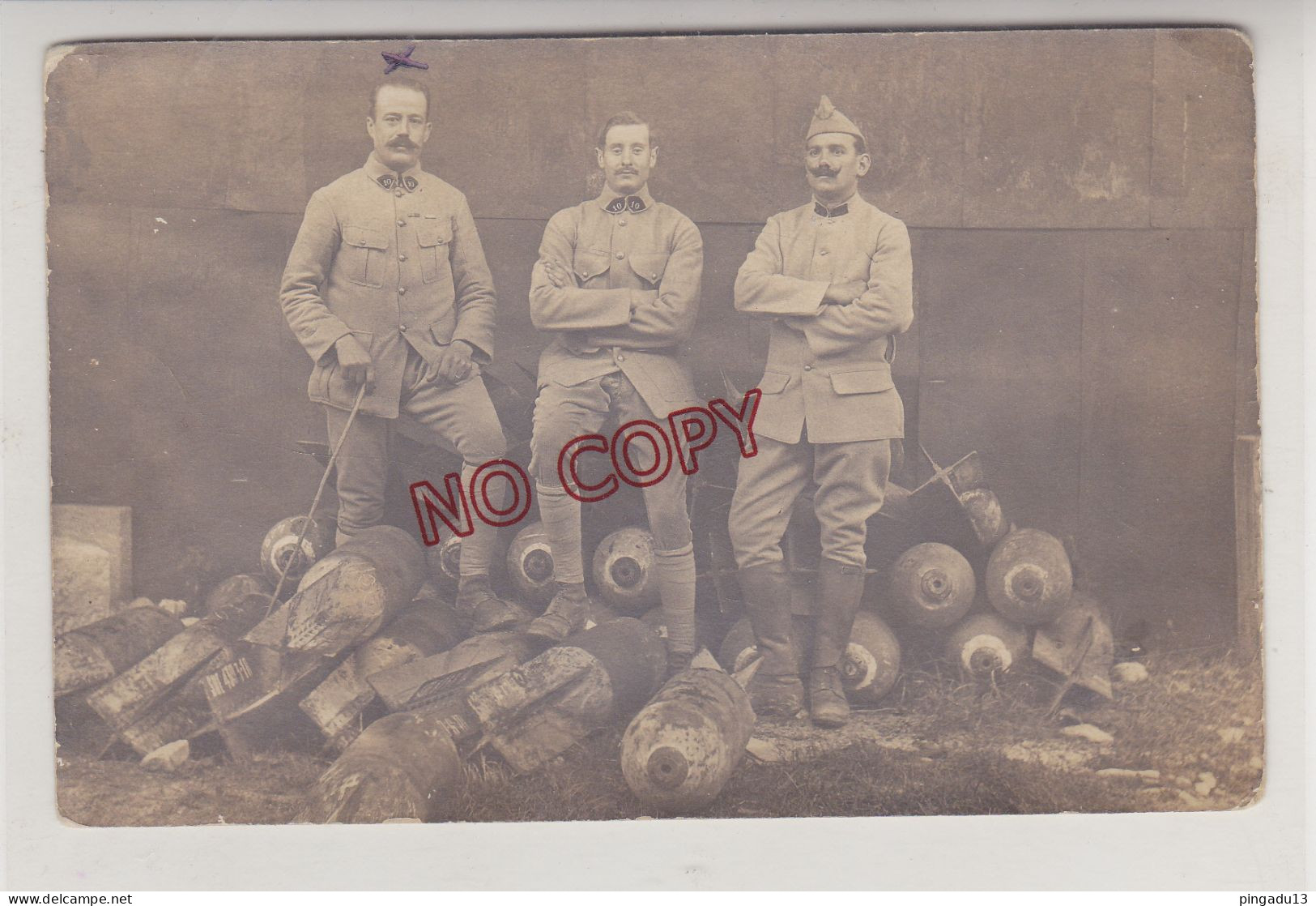 Carte Photo WW1 ? Militaire 10 ème Régiment Artillerie ?? Bombe Arme Armement - Equipment