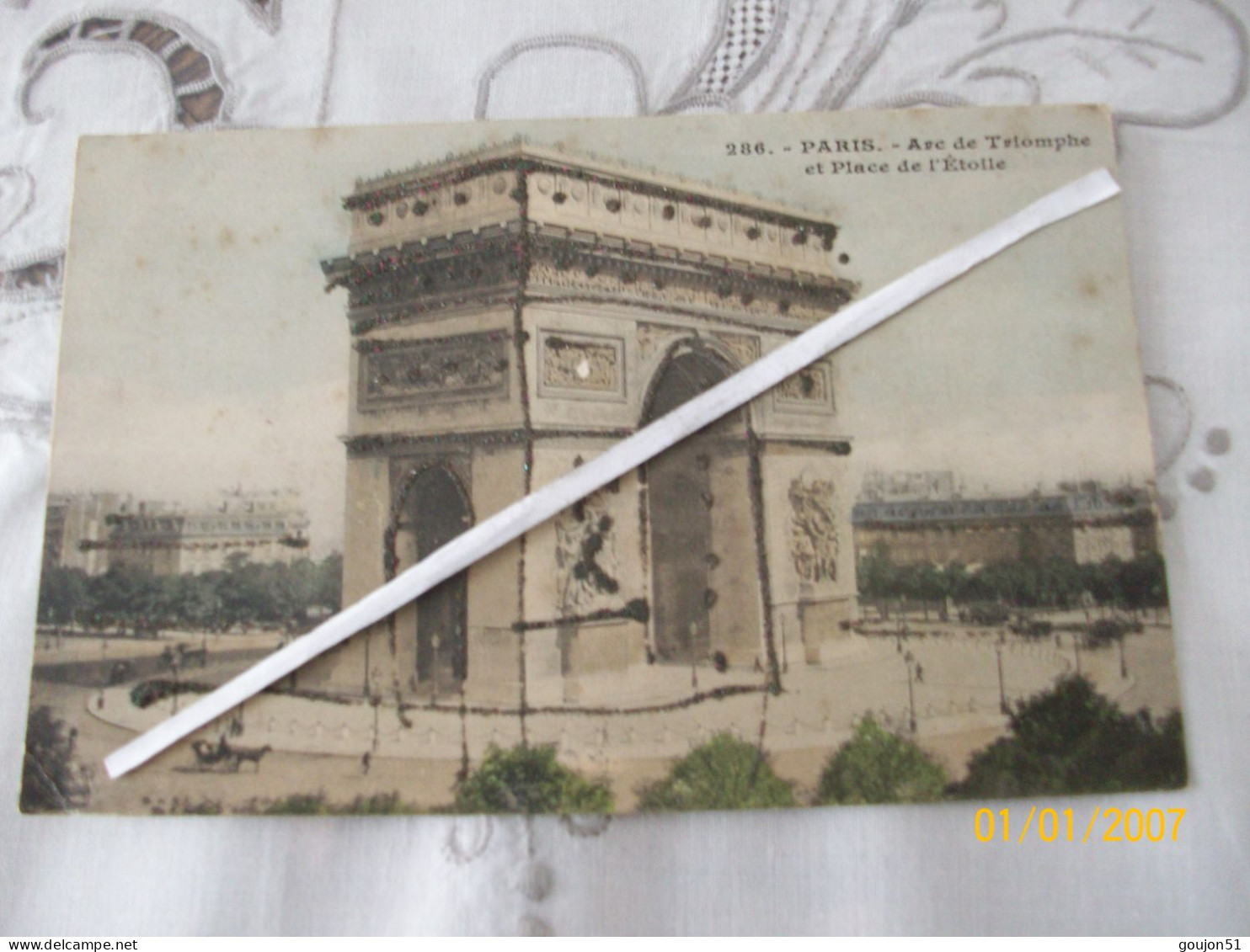 PARIS (75) Arc De Triomphe Et La Place De L'Etoile (carte Rehaussée)(coin Cassé En Bas à Gauche Voir Scan) - Arc De Triomphe
