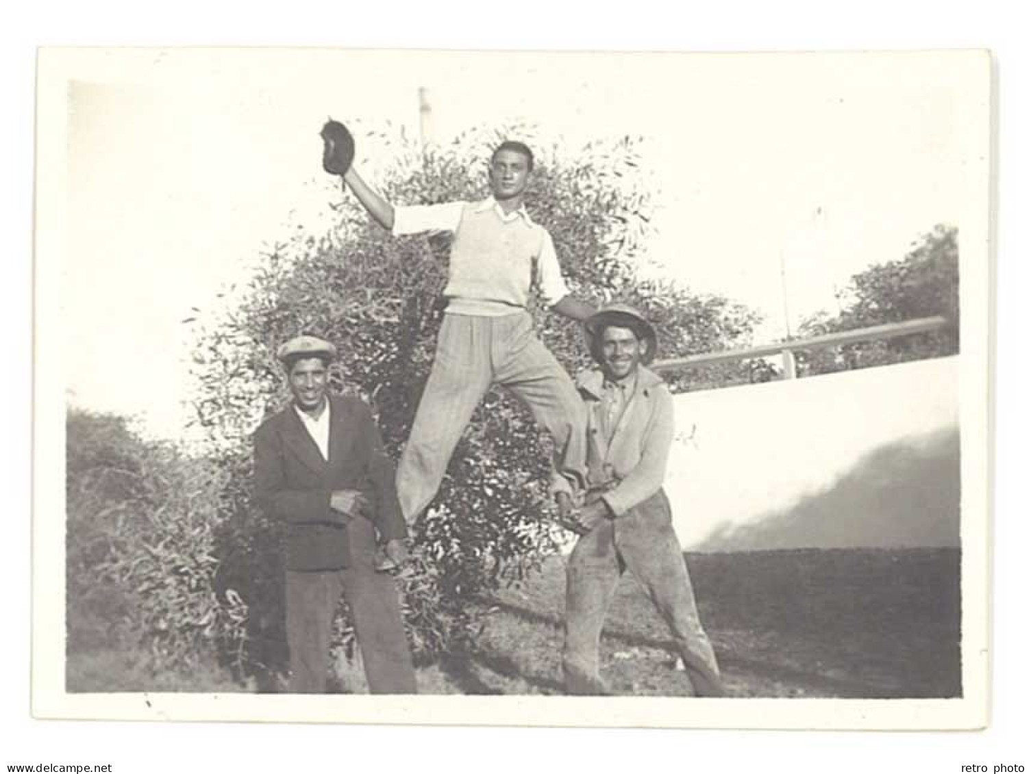 Photo 3 Hommes S'amusant ( Maroc ?) - Anonymous Persons