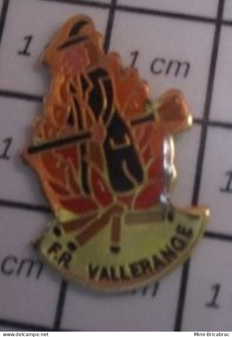 613D Pin's Pins / Beau Et Rare / AUTRES / SORCIERE ET FEU DE BOIS F.R. VALLERANGE - Sonstige & Ohne Zuordnung