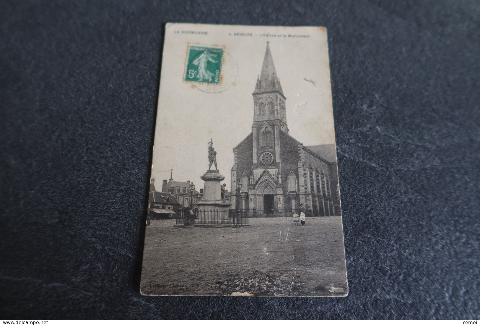 CPA - BRIOUZE (61) - L'église et Le Monument - Briouze