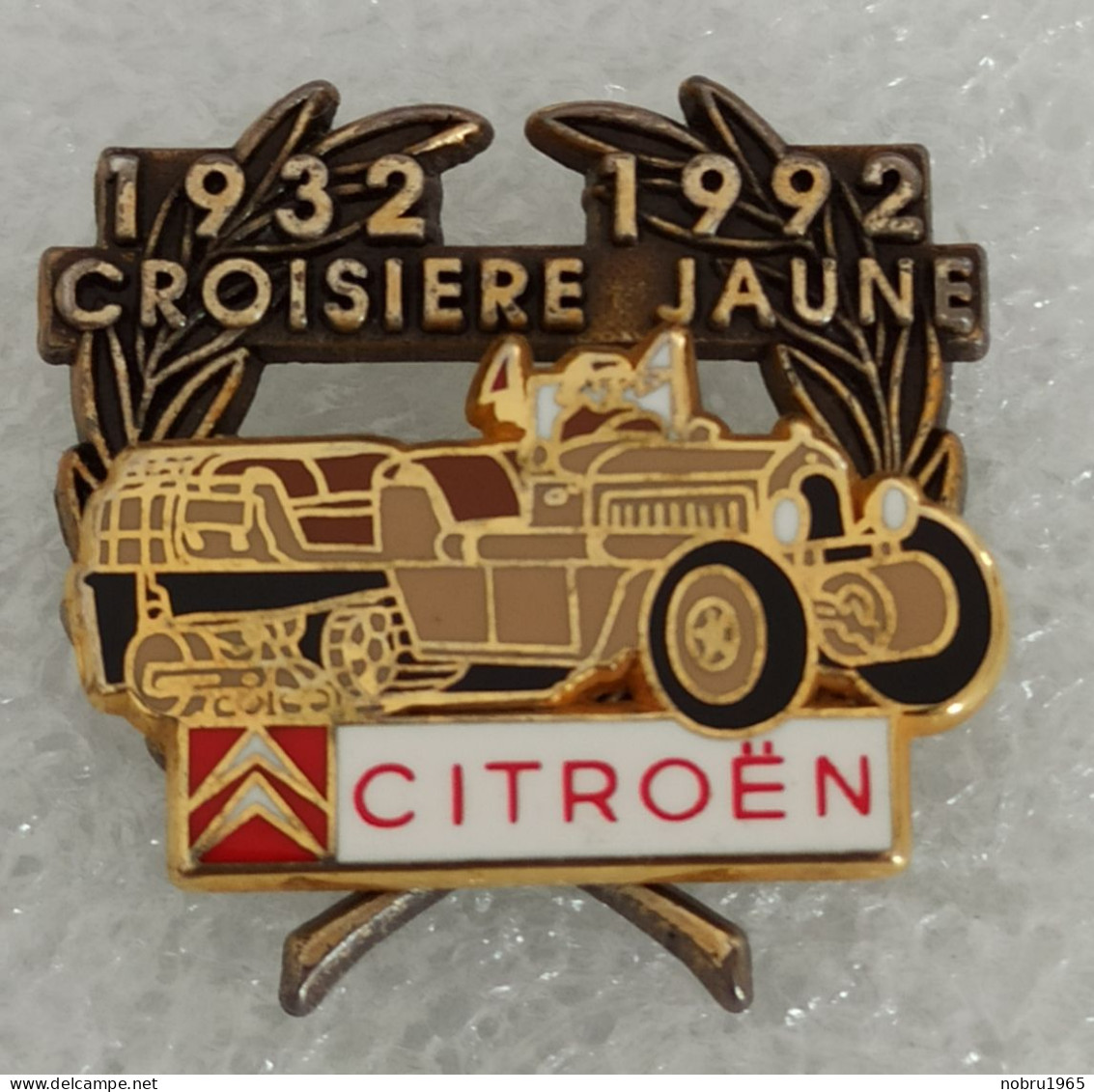 Pin's Citroën Croisière Jaune. Arthus Bertrand Paris - Citroën