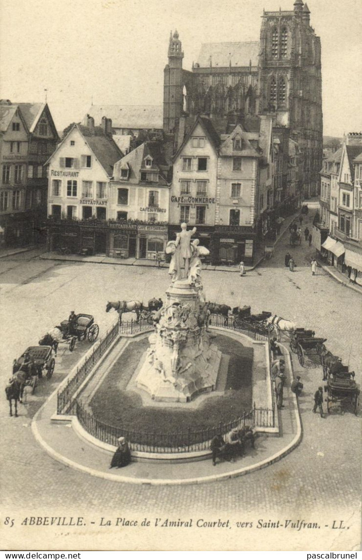 ABBEVILLE - LA PLACE DE L'AMIRAL COURBET VERS SAINT VULFRAN - Abbeville