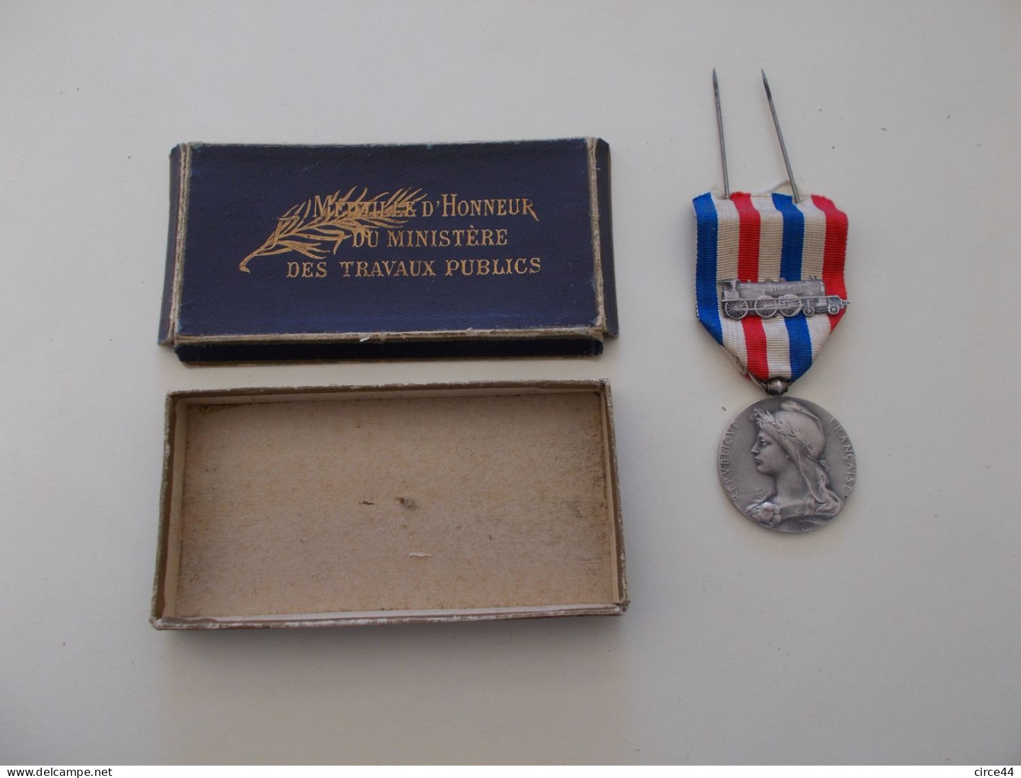 MEDAILLE D'HONNEUR.CHEMIN DE FER.EN ARGENT.POINCONNEE.DESAIDE ROTY..LOCOMOTVE.1926. - Professionals/Firms