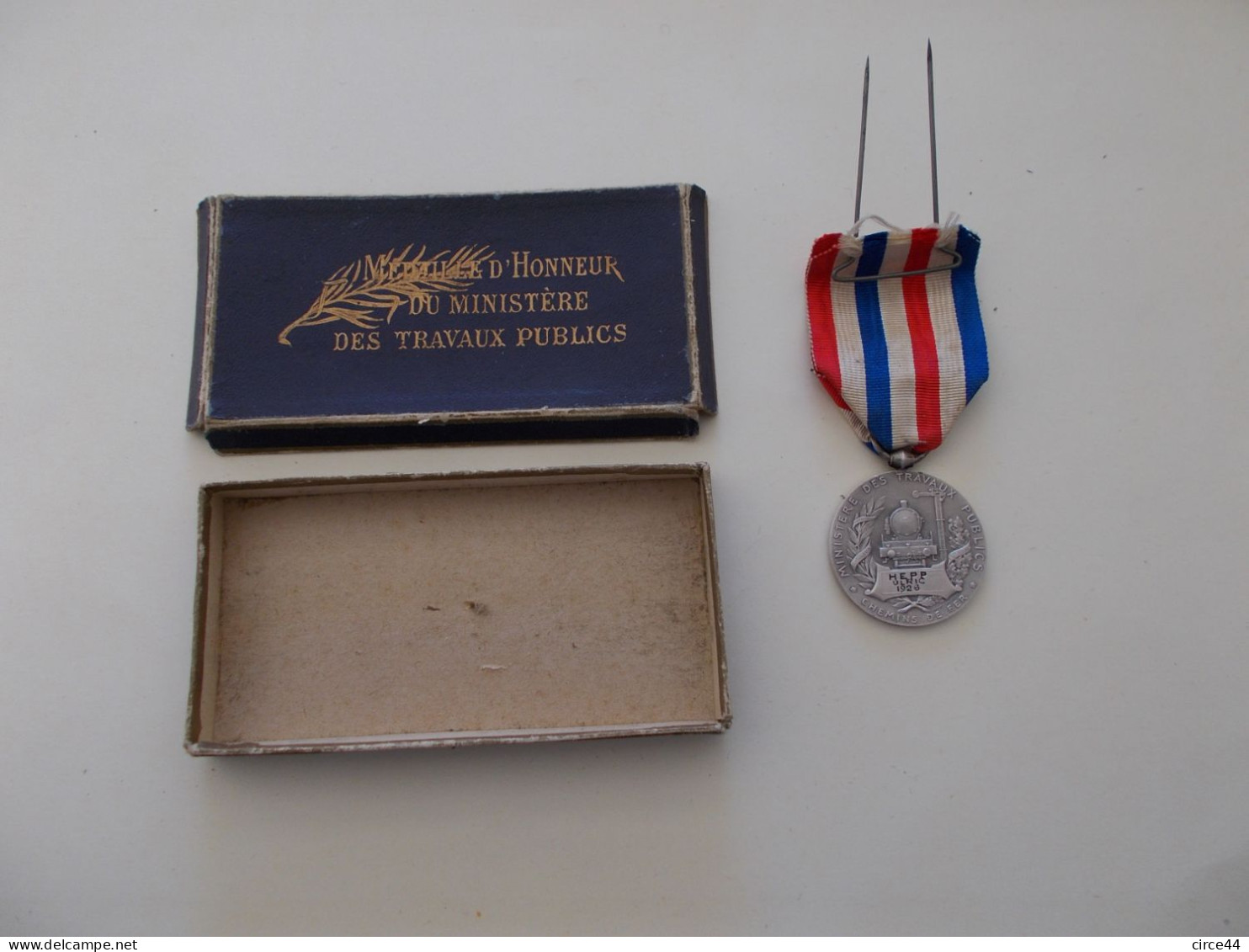 MEDAILLE D'HONNEUR.CHEMIN DE FER.EN ARGENT.POINCONNEE.DESAIDE ROTY..LOCOMOTVE.1926. - Professionnels / De Société